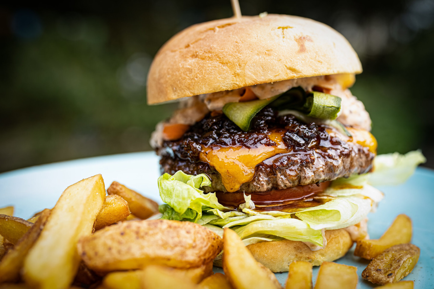 Kuchnia polska na Kaszubach - Burger w Restauracji Czarny Kos